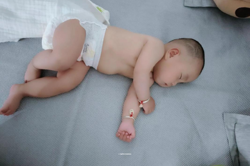 桂平三个月宝宝抬头不稳